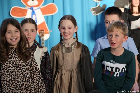 Otroci Osnovne šole Marije Vere so pozdravili pomlad in se spomnili knjižnih junakov (41)